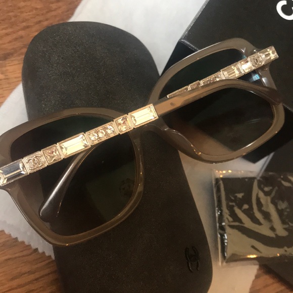 New in the Box Chanel Singlasses with Rhinestones - Picture 4 of 8